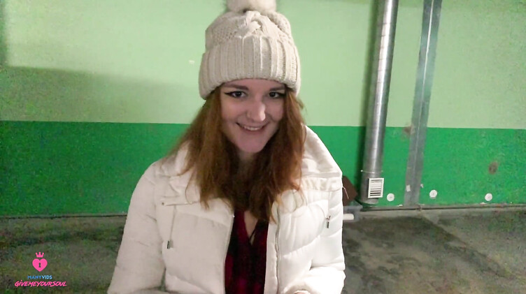 Русская девка изменяет своему парню делая незнакомцу минет за деньги на паркинге