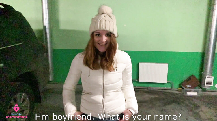 Чужие жены: Русская девка изменяет своему парню делая незнакомцу минет за деньги на паркинге