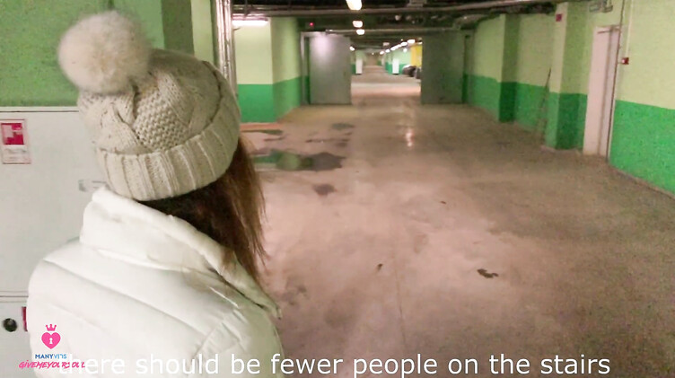 Русская девка изменяет своему парню делая незнакомцу минет за деньги на паркинге