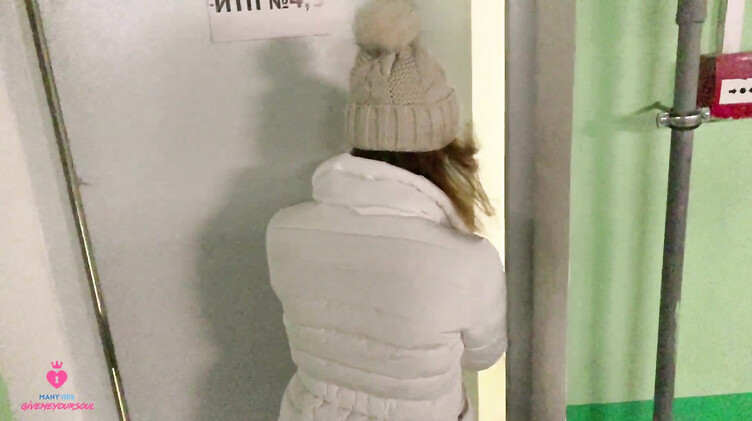 Русская девка изменяет своему парню делая незнакомцу минет за деньги на паркинге