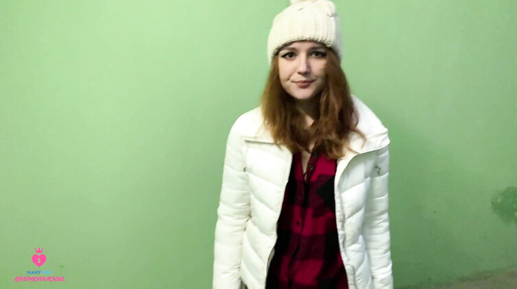 HD порно: Русская девка изменяет своему парню делая незнакомцу минет за деньги на паркинге