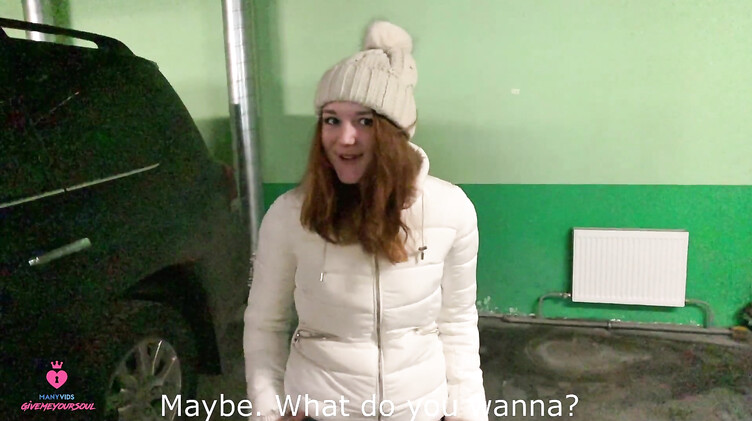 Русская девка изменяет своему парню делая незнакомцу минет за деньги на паркинге