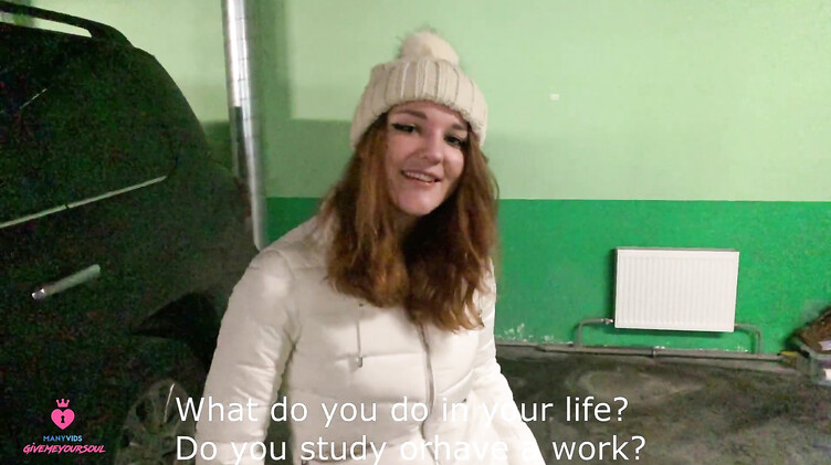 Русская девка изменяет своему парню делая незнакомцу минет за деньги на паркинге