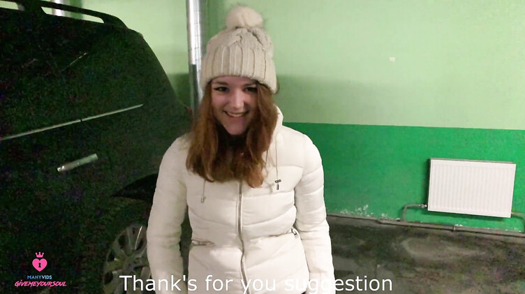 Русская девка изменяет своему парню делая незнакомцу минет за деньги на паркинге