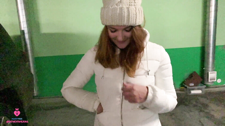 Русская девка изменяет своему парню делая незнакомцу минет за деньги на паркинге