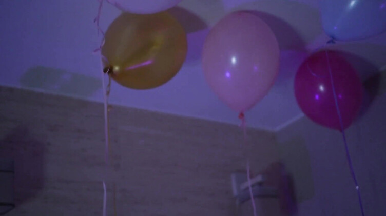 Бисексуальная блондинка на День рождения занялась ЖМЖ сексом втроем