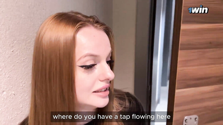 Русское порно: Рыжая путана Марина перепутала этаж и отдалась на диване левому парню