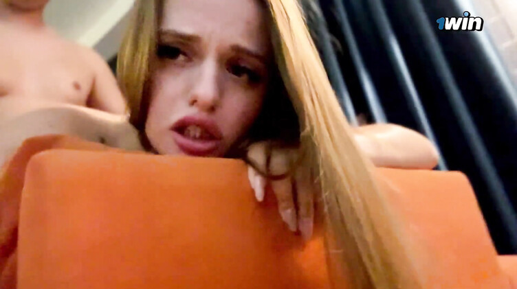 С разговорами: Рыжая путана Марина перепутала этаж и отдалась на диване левому парню