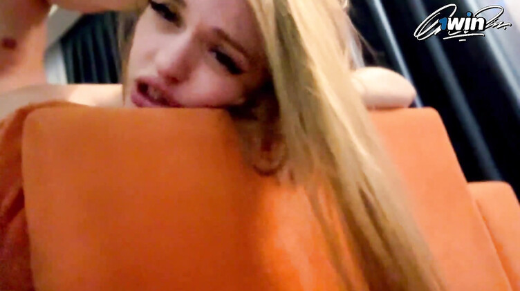 Рыжая путана Марина перепутала этаж и отдалась на диване левому парню