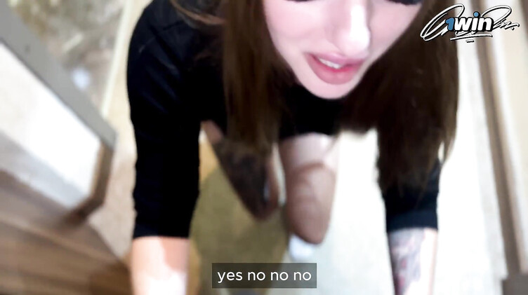 С разговорами: Рыжая путана Марина перепутала этаж и отдалась на диване левому парню