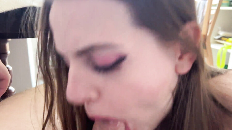 Измена: Подруга попросила проверить своего парня на измену - он кончил мне в рот!