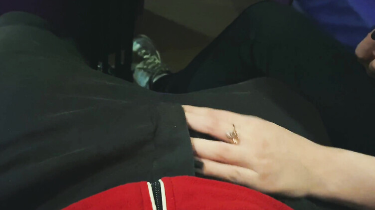 Русская сосет член в кинотеатре на сеансе и получает сперму в рот