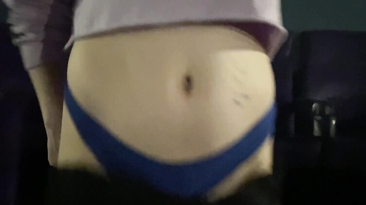 Русская сосет член в кинотеатре на сеансе и получает сперму в рот