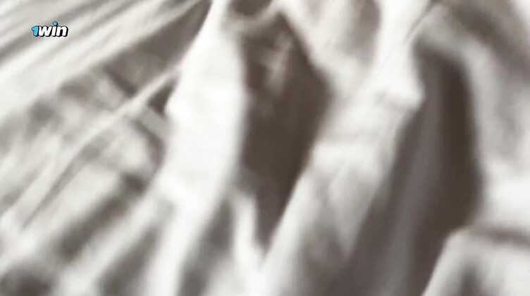 Русское порно: Любовник с утра пораньше трахает в отеле красивую татуированную девку