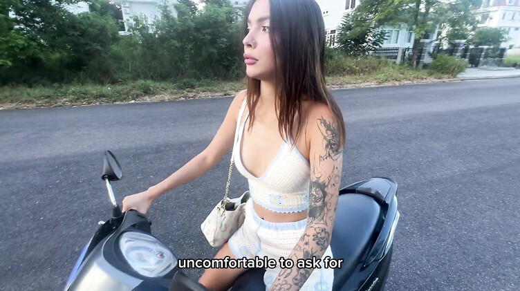 Подвезла парня на байке в Таиланде и соблазнила его на секс