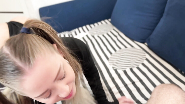 Брат и сестра: Русские брат и сестра учатся пользоваться презервативами