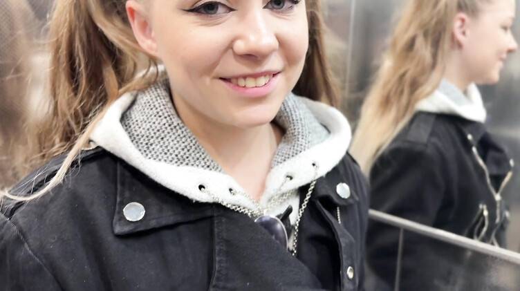 В одежде: 18-летняя русская девка потерялась и нашла пристанище на члене незнакомца