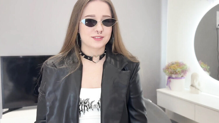 С разговорами: Отчим трахает красивую молодую падчерицу за вызывающий школьный прикид