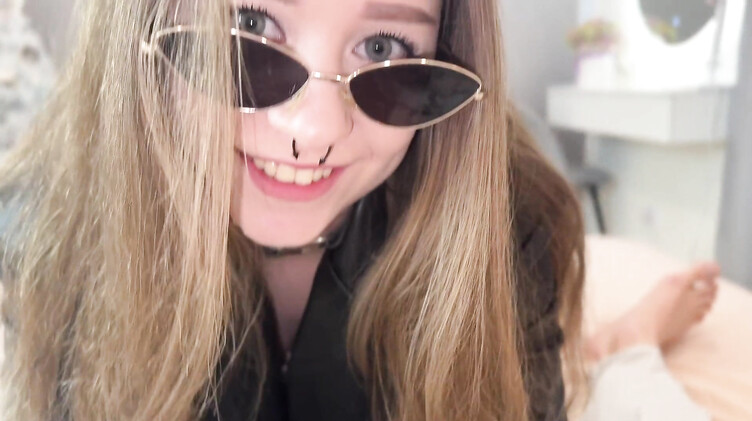 Красивые попки: Отчим трахает красивую молодую падчерицу за вызывающий школьный прикид