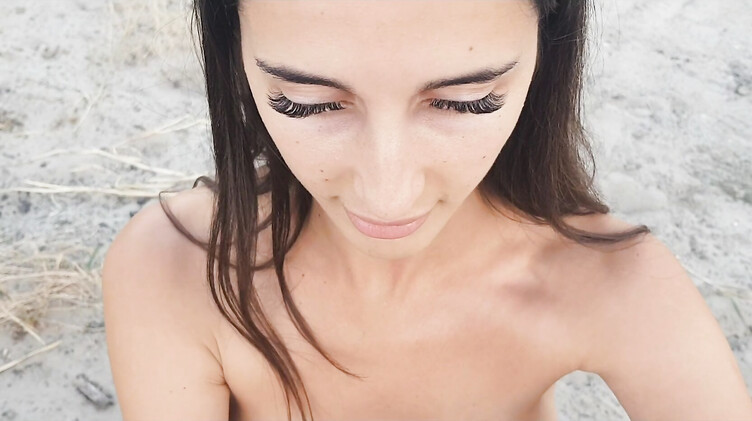 Тупая русская брюнетка отдалась на пляже незнакомцу и получила сперму в пизду