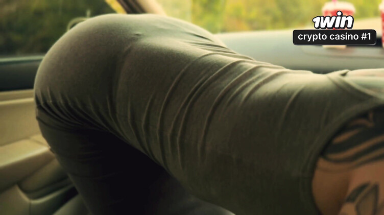 Влюбленная русская парочка занялась оральным сексом в машине у трассы