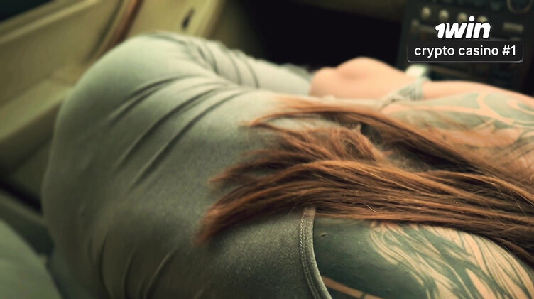 Влюбленная русская парочка занялась оральным сексом в машине у трассы