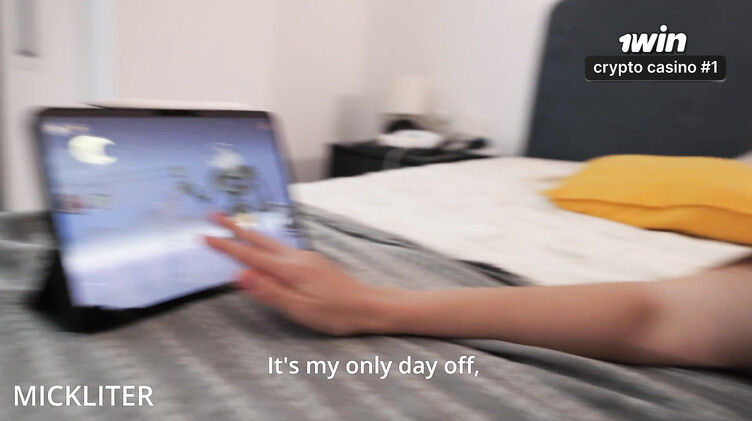 С разговорами: Парень отвлекает девушку от игры трахая ее в бритую киску и красивую попу