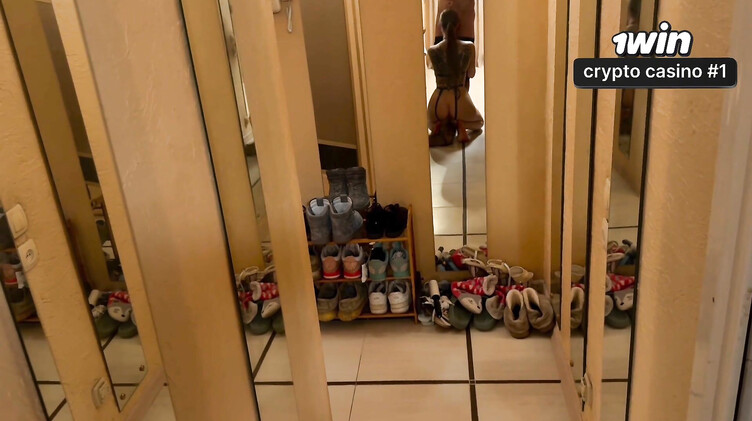 От первого лица: Камшот в рот тату брюнетки в секси белье после минета от 1 лица