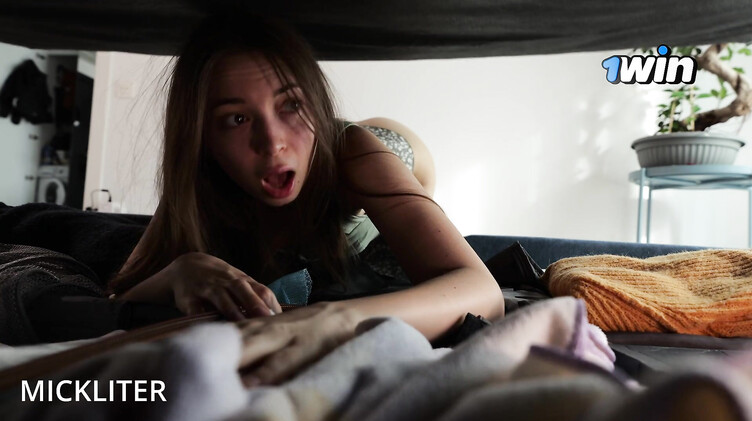 Сперма на попке: Сосед трахнул раком застрявшую в диване тупую соседку с красивой попкой