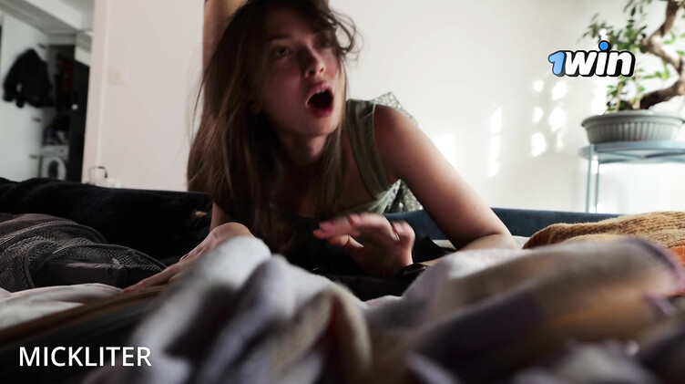 Сперма на попке: Сосед трахнул раком застрявшую в диване тупую соседку с красивой попкой