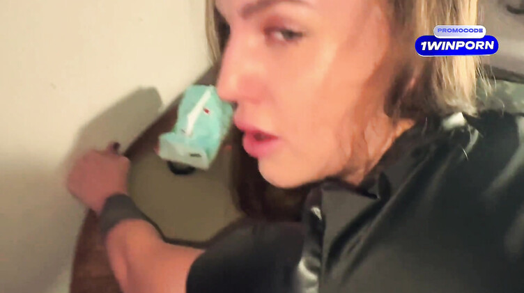 Волосатый мужик порвал колготки и трахнул раком красивую брюнетку