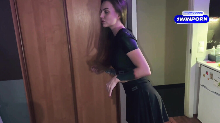 Камшоты: Волосатый мужик порвал колготки и трахнул раком красивую брюнетку