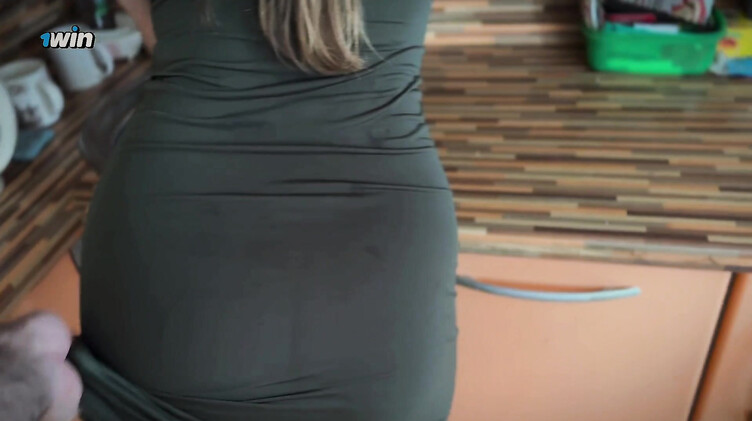 Моющая на кухне посуду девушка отвлеклась на член своего бойфренда