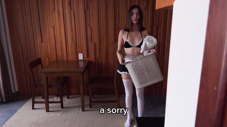 Русское порно: Сексуальная служанка в чулках трахается с постояльцем съемной квартиры