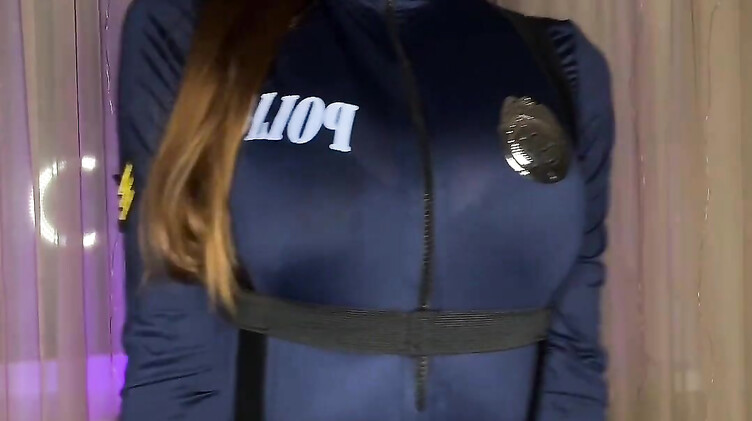 Униформа: Красотка в полицейской униформе анально мастурбирует с вибратором и дилдо