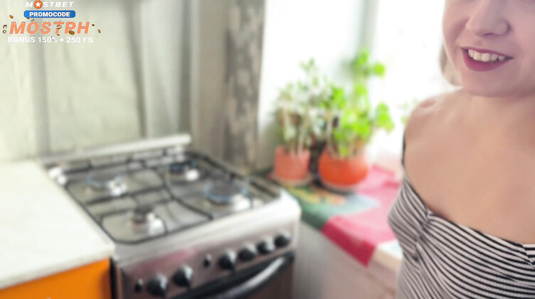 Бритые киски: Спасатель МЧС России членом спасает молодую девку от сильного недотраха