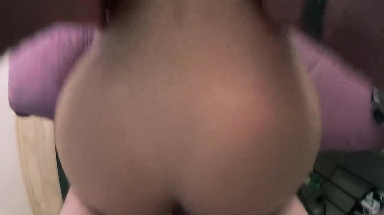 Красивые попки: Девушка с красивой попой впервые занимается анальным сексом перед камерой