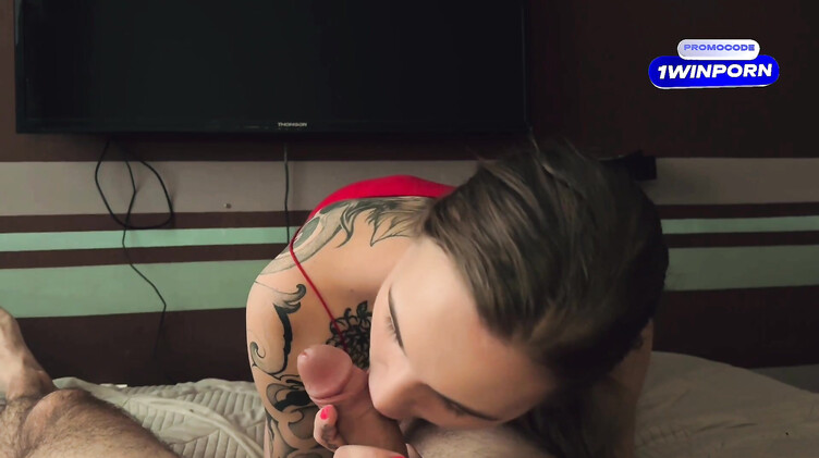 Длинные волосы: Любовник кончил в рот брюнетки с тату после минета от первого лица
