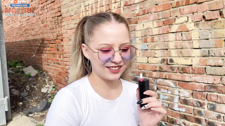 18-летняя русская школьница ебется за гаражами с приставучим парнем