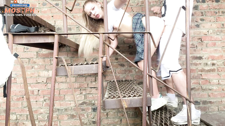 Русское порно: 18-летняя русская школьница ебется за гаражами с приставучим парнем