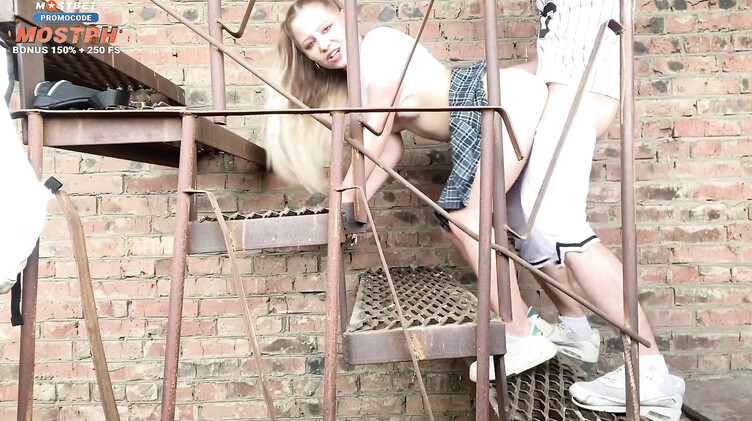 18-летняя русская школьница ебется за гаражами с приставучим парнем