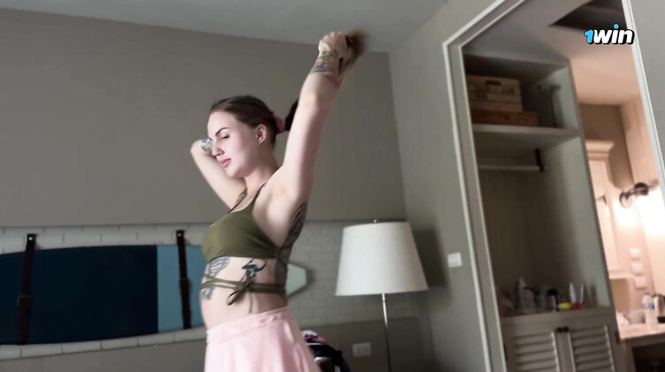 Трется о ногу парня и кончает во время минета от первого лица