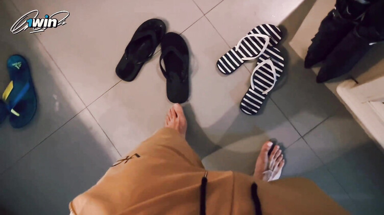 Милфы: Сексуальная мачеха спалила подглядывающего пасынка и позвала на минет в душе