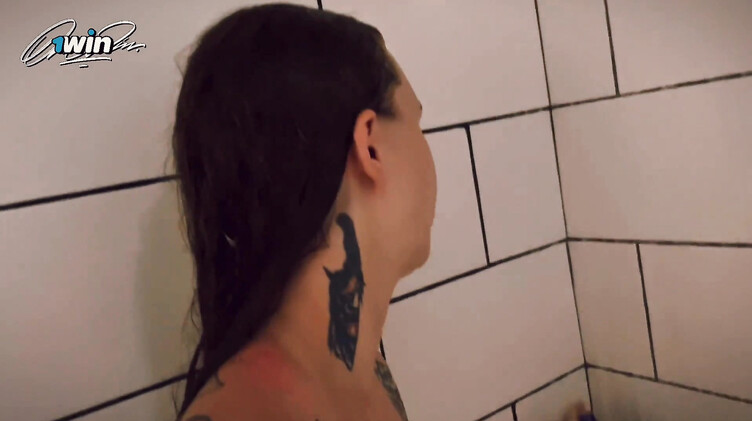 Мачеха и пасынок: Сексуальная мачеха спалила подглядывающего пасынка и позвала на минет в душе