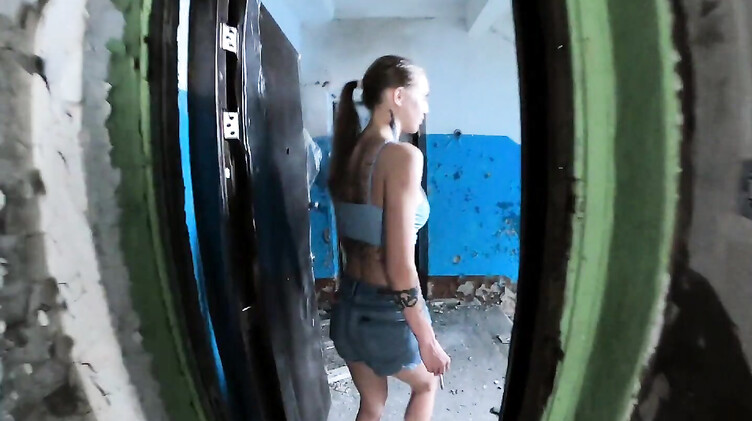 Экстремальная русская телка сосет в заброшке на экскурсии в Чернобыле