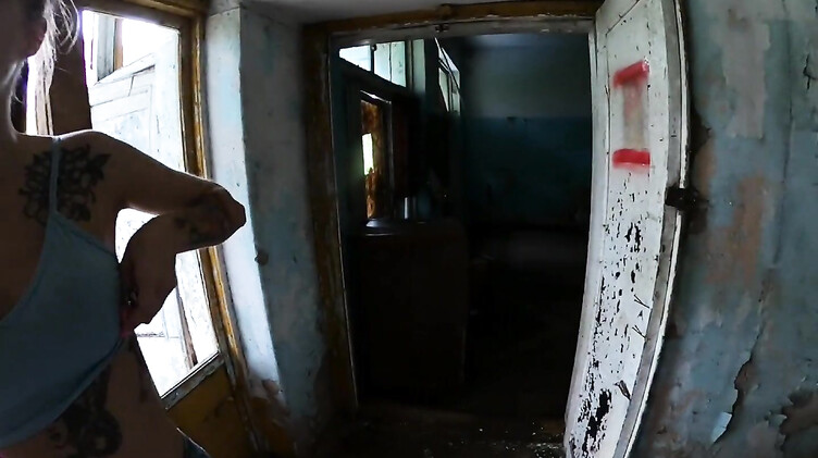 Экстремальная русская телка сосет в заброшке на экскурсии в Чернобыле