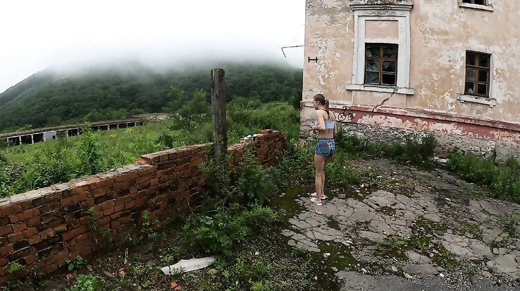 Экстремальная русская телка сосет в заброшке на экскурсии в Чернобыле