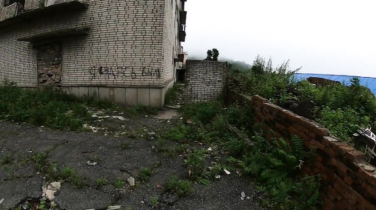 Экстремальная русская телка сосет в заброшке на экскурсии в Чернобыле