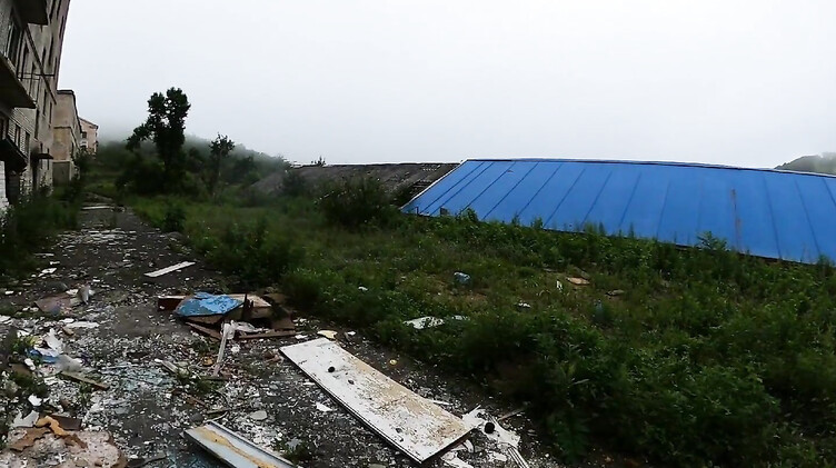 Экстремальная русская телка сосет в заброшке на экскурсии в Чернобыле