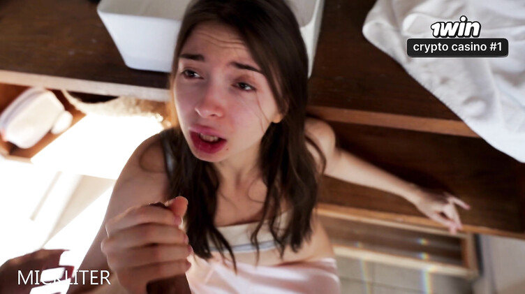 Утренний секс с очаровательной русской девушкой с красивой попочкой